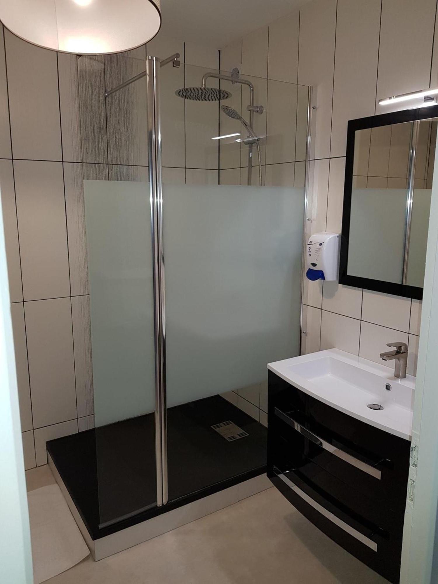 Hotel Le Lyon Vert Commentry Экстерьер фото