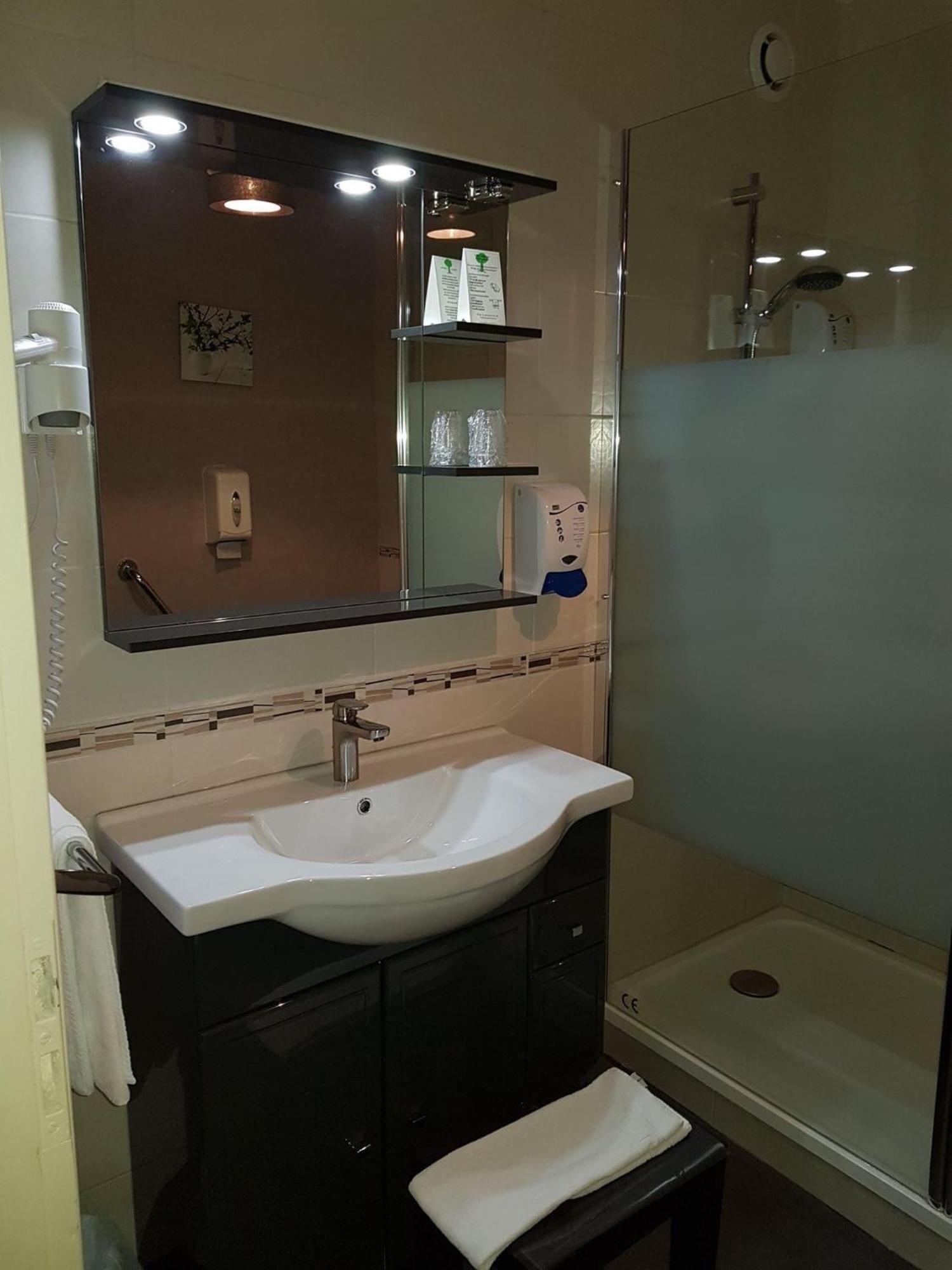 Hotel Le Lyon Vert Commentry Экстерьер фото