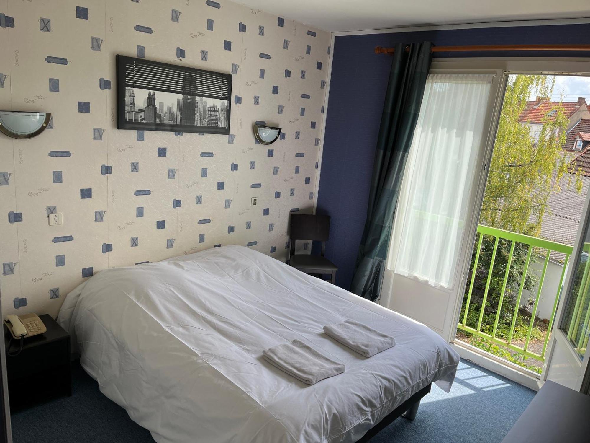 Hotel Le Lyon Vert Commentry Экстерьер фото