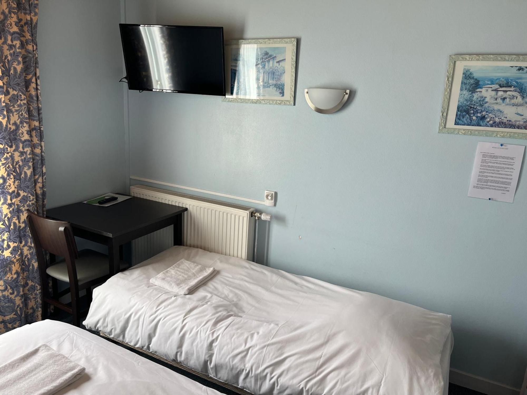 Hotel Le Lyon Vert Commentry Экстерьер фото