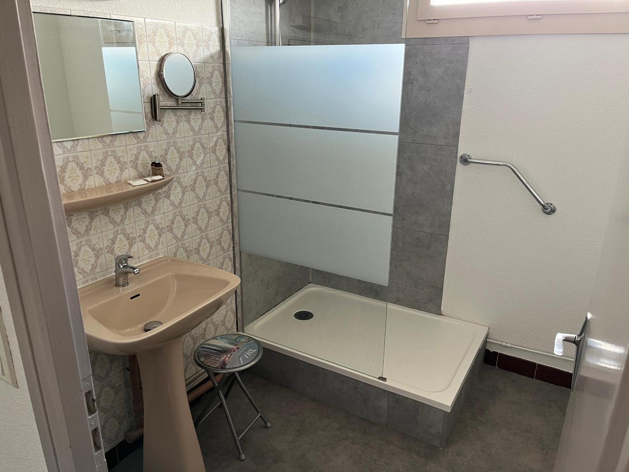 Hotel Le Lyon Vert Commentry Экстерьер фото