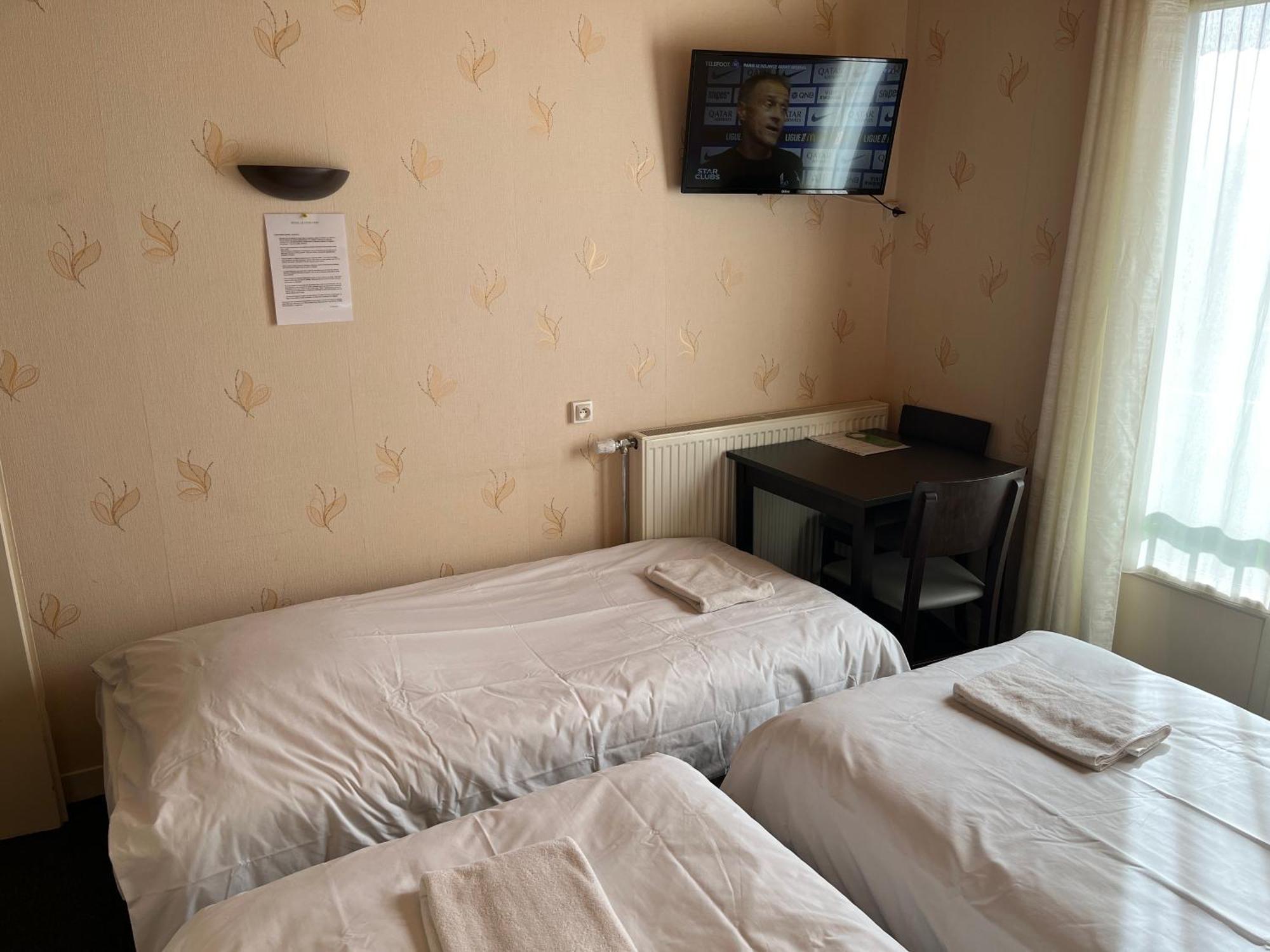 Hotel Le Lyon Vert Commentry Экстерьер фото