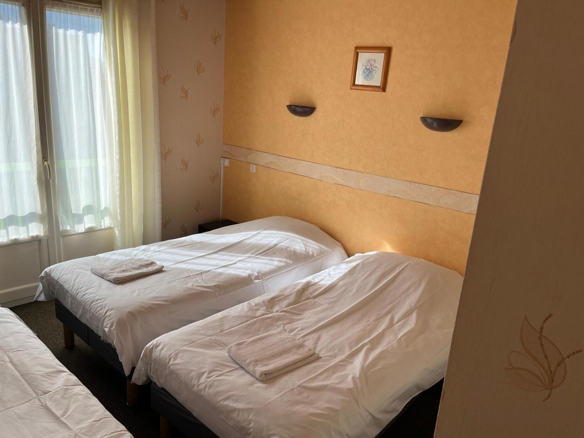 Hotel Le Lyon Vert Commentry Экстерьер фото
