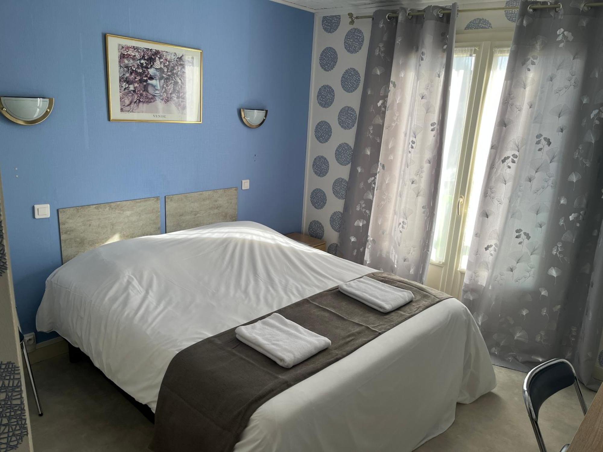 Hotel Le Lyon Vert Commentry Экстерьер фото