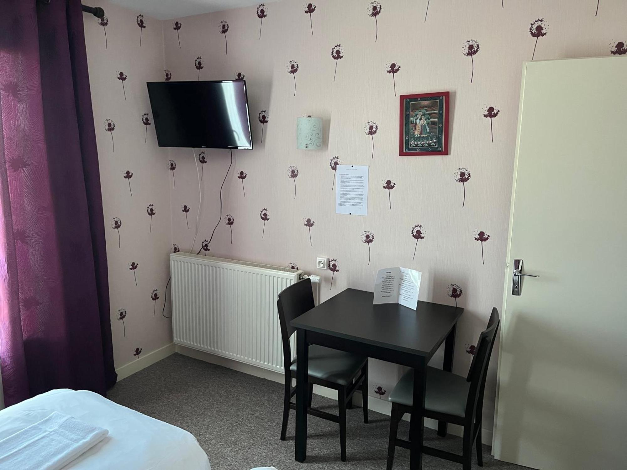 Hotel Le Lyon Vert Commentry Экстерьер фото