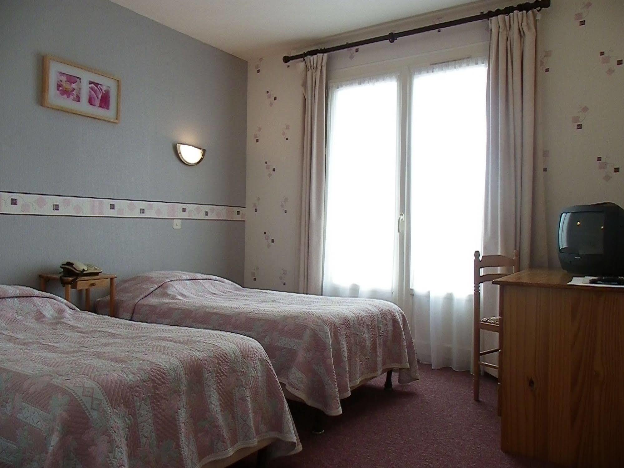 Hotel Le Lyon Vert Commentry Экстерьер фото