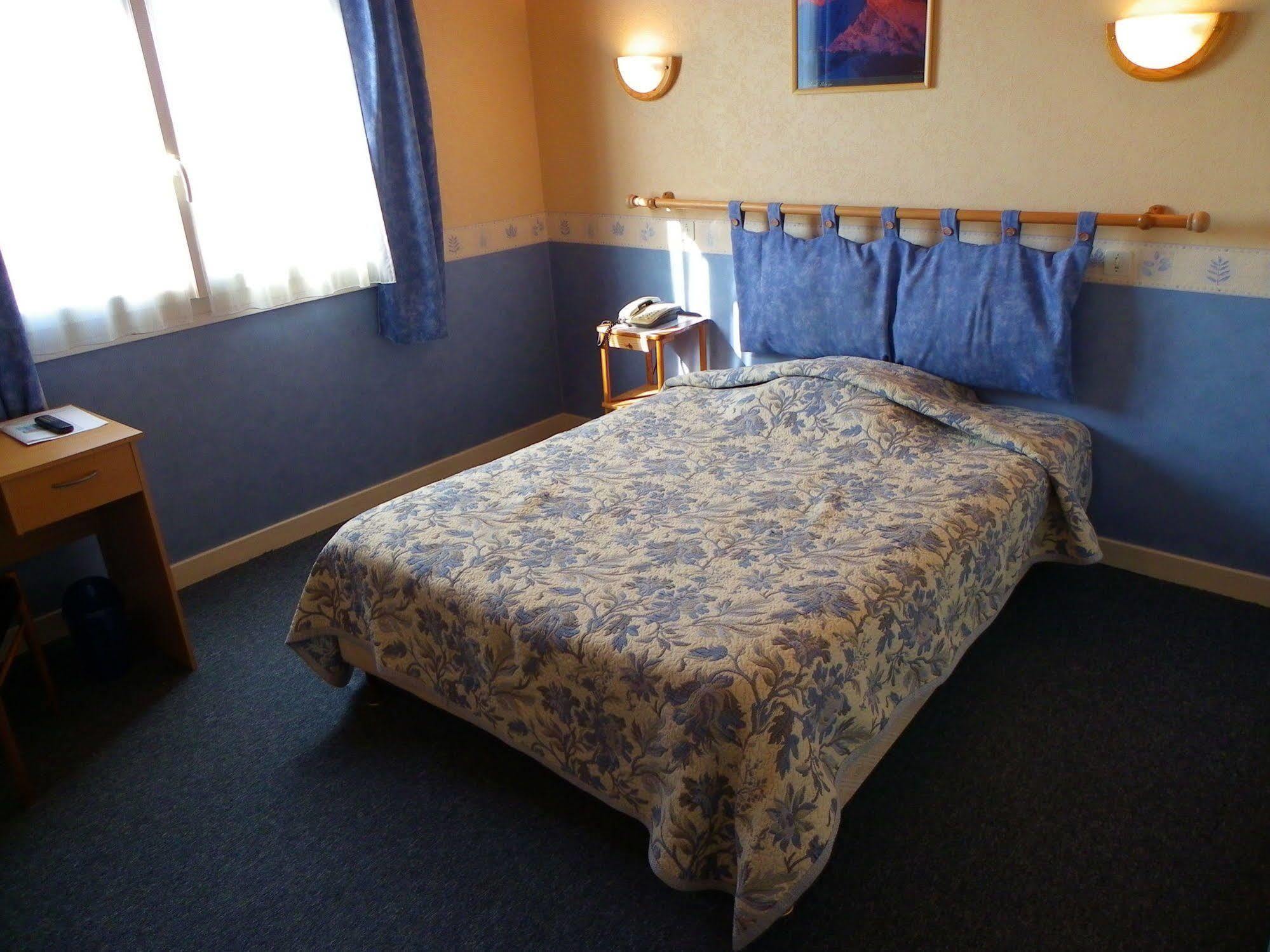 Hotel Le Lyon Vert Commentry Экстерьер фото