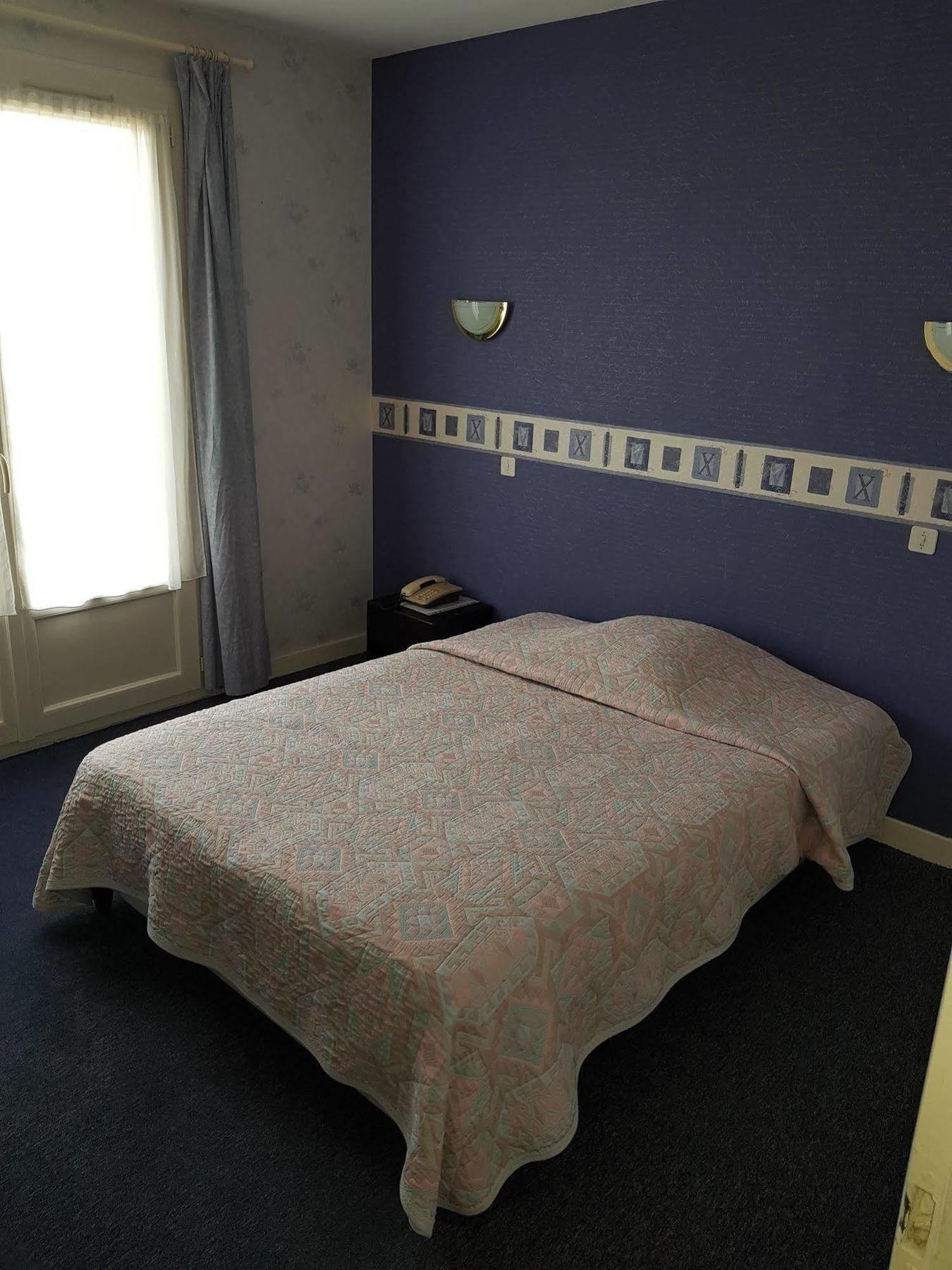 Hotel Le Lyon Vert Commentry Экстерьер фото