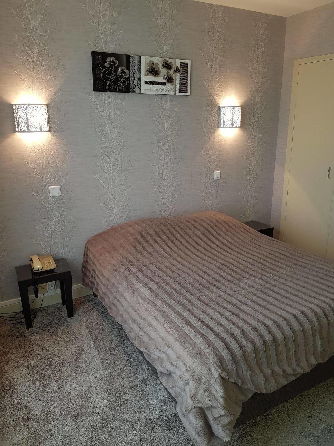 Hotel Le Lyon Vert Commentry Экстерьер фото